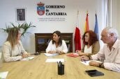 La consejera de Inclusión Social Begoña Gómez del Río en la reunión mantenida con la presidenta del colegio de farmacéuticos de Cantabria, Rita de la Plaza.