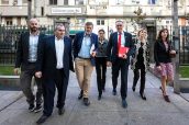 Raúl Pesquera, tercero por la derecha, junto a sus colaboradores, en la entrada del Parlamento de Cantabria, donde ha explicado la dotación preuspuestaria de la Consejería.